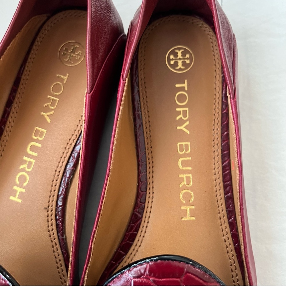 Tory Burch Women's Croc Embossed Loafers with Gold Charm Size 8 - Picture 4 of 12